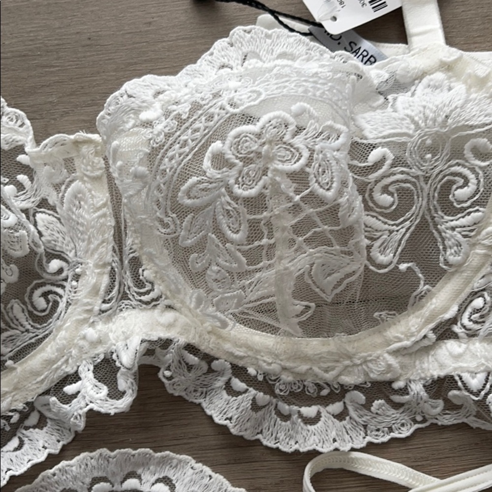 I d Sarrieri white lace bra and 2 thong bundle NWT 34D M thong x 2 - Picture 6 of 11